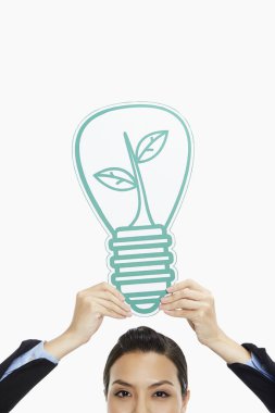 İş kadını elinde ampulü tutuyor.