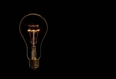 Siyah arkaplanda ampul