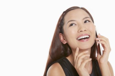 Cep telefonuyla konuşan bir kadın.