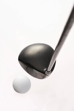 Golf sopası ve topuna yaklaş. 