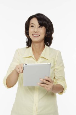 Dijital tablet kullanan kadın