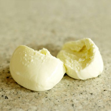 Taze İtalyan bufalosu mozzarella mermer yüzeyde ikiye bölündü.