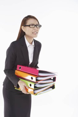 İş kadını bir yığın dosya taşıyor.