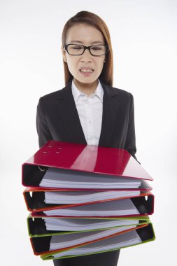 İş kadını bir yığın dosya taşıyor.