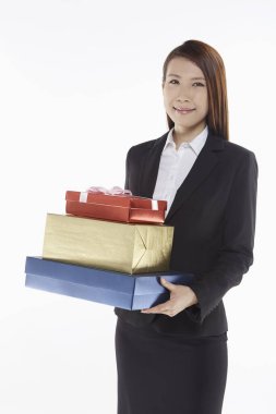 İş kadını bir yığın hediye kutusu taşıyor.