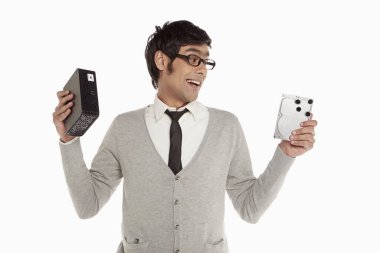 Harici bir sabit disk tutan adam