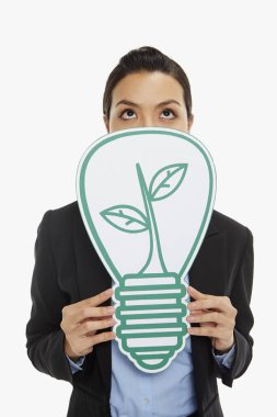 İş kadını ağzını bir ampulle kapatıyor.