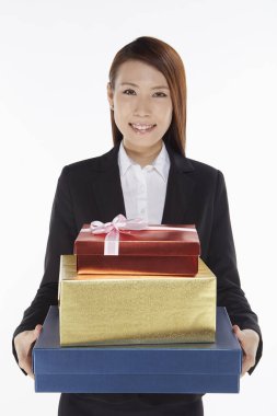 İş kadını bir yığın hediye kutusu taşıyor.