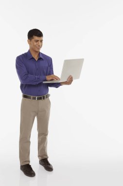 İş adamı dizüstü bilgisayar kullanıyor.