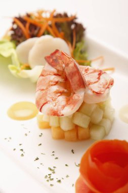 Karides salatasını kapat. 