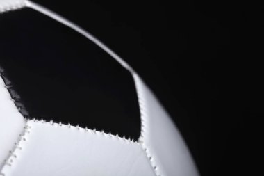 futbol topu siyah arkaplanda 