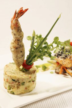 Özel kızarmış pirinçli susam somonu.