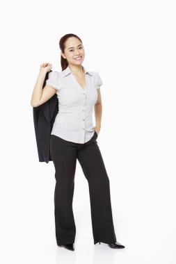 İş kadını bir ceket tutuyor ve gülümsüyor.