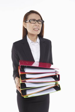 İş kadını bir yığın dosya taşıyor.