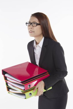 İş kadını bir yığın dosya taşıyor.
