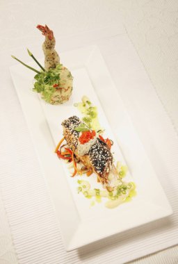 Özel kızarmış pirinçli susam somonu.