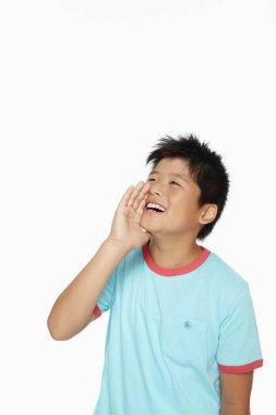 Çocuk bağırıyor.