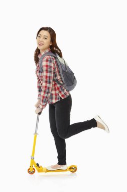 Mobilete binen mutlu kadın