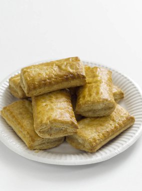 Sosisli börekleri kapatın.