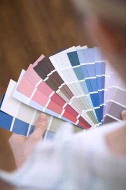 Yeni ev için boya rengi seçiliyor