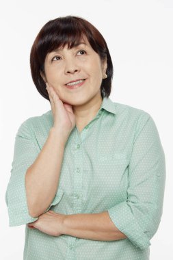 Beyaz arka planda gülümseyen neşeli kadın