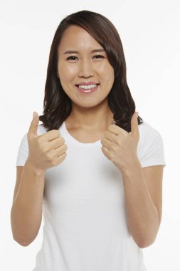 Neşeli bir kadın el hareketi yapıyor.