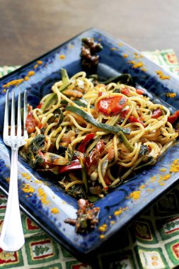 Makarna tabağına yaklaş.