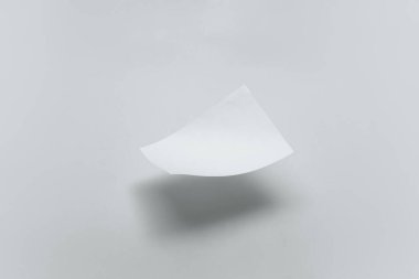 Kağıt havada uçuyor.