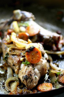 Kızarmış sebzeli kuzu.