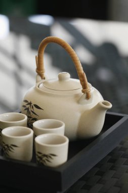 Tepside dört çay fincanı ve demlik