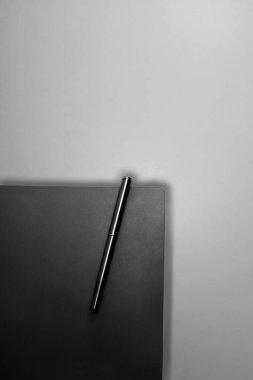 Kitaba iliştirilmiş bir kalem.