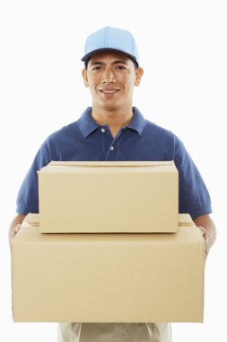 Karton kutular taşıyan teslimatçı.