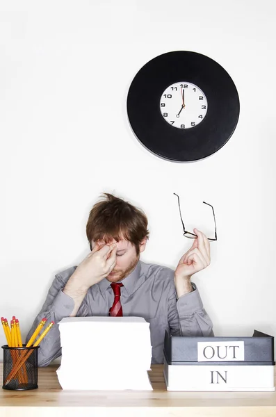 Een Vermoeide Man Die Bril Uittrekt Voorhoofd Masseert — Stockfoto