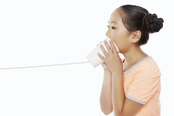Mädchen Spricht Ein Pappbecher Telefon — Stockfoto