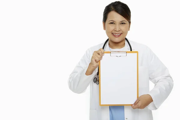 Pessoal Médico Sorrindo Segurando Uma Área Transferência Branco — Fotografia de Stock