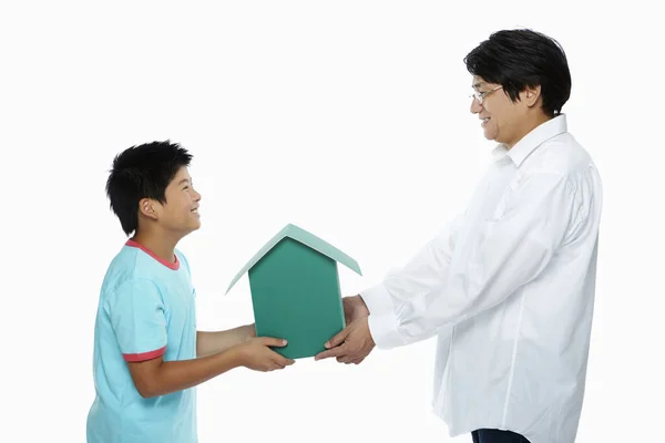 Padre Entregando Una Casa Cartón Hijo — Foto de Stock