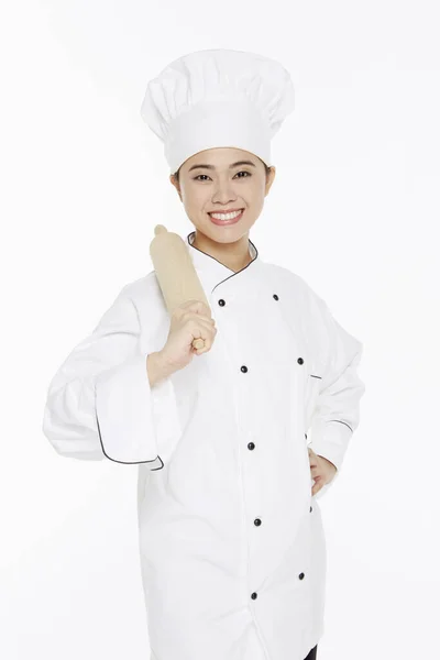Vrouwelijke Chef Houdt Een Deegroller Omhoog — Stockfoto