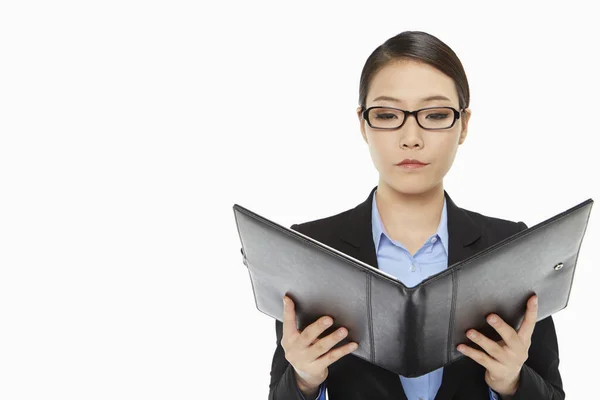 Serious Businesswoman Reading Notes Folder — Stock Photo, Image