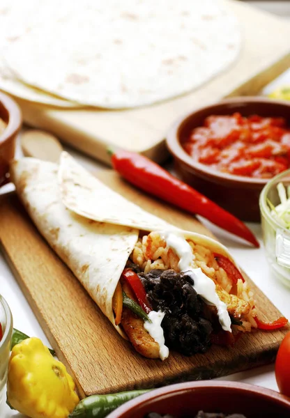 Gemischte Salattortilla Wrap Mit Saurer Sahne — Stockfoto