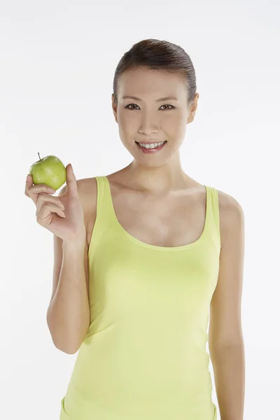 Mujer Sosteniendo Una Manzana Verde —  Fotos de Stock