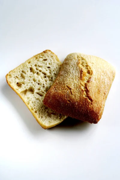 Nahaufnahme Von Brot Auf Weißem Hintergrund — Stockfoto