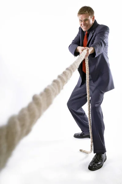 Homem Fato Negócios Puxar Uma Corda Com Toda Sua Força — Fotografia de Stock