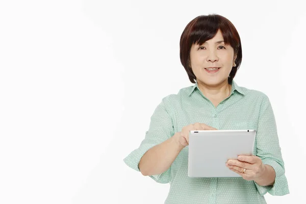 Mujer Usando Una Tableta Digital —  Fotos de Stock