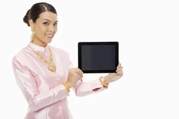 Frau Traditioneller Kleidung Hält Ein Digitales Tablet Hoch — Stockfoto