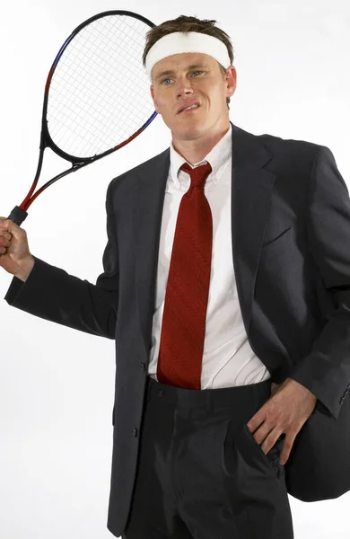 ビジネスマンがテニスラケットを持っている — ストック写真
