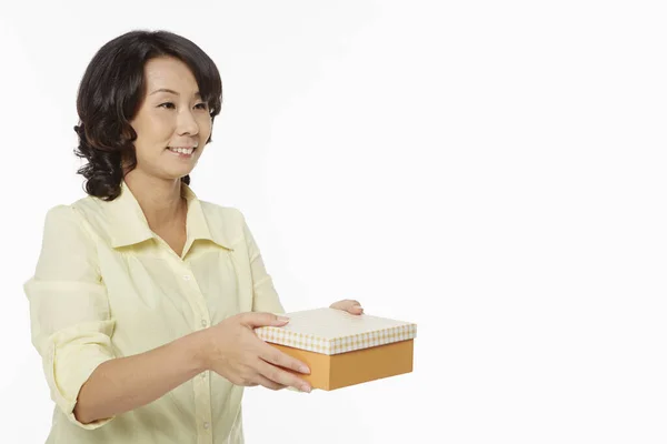 Mujer Repartiendo Una Caja Regalo — Foto de Stock