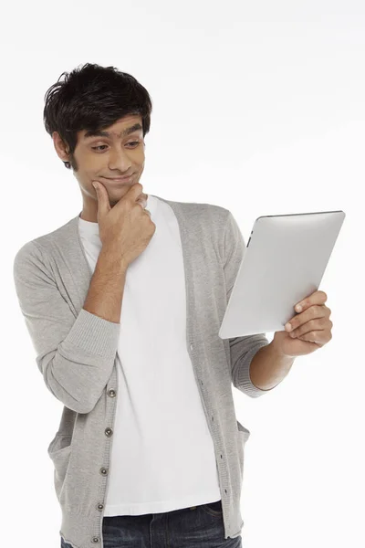 Homem Com Tablet Digital Contemplando — Fotografia de Stock