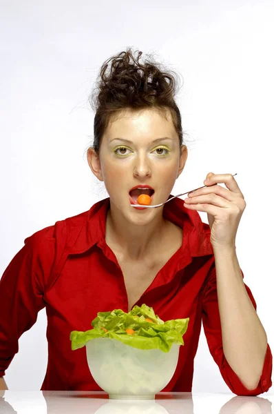 サラダの器を食べる女 — ストック写真