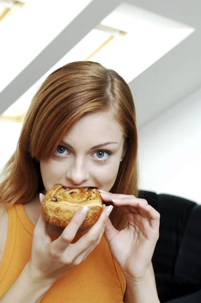 Vrouw Eten Pizza Met Een Grote Sandwich — Stockfoto