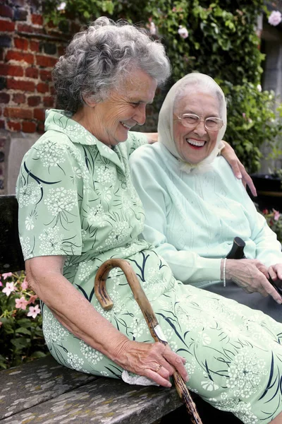 Дві Старі Жінки Розважаються Сидячи Лавці — стокове фото